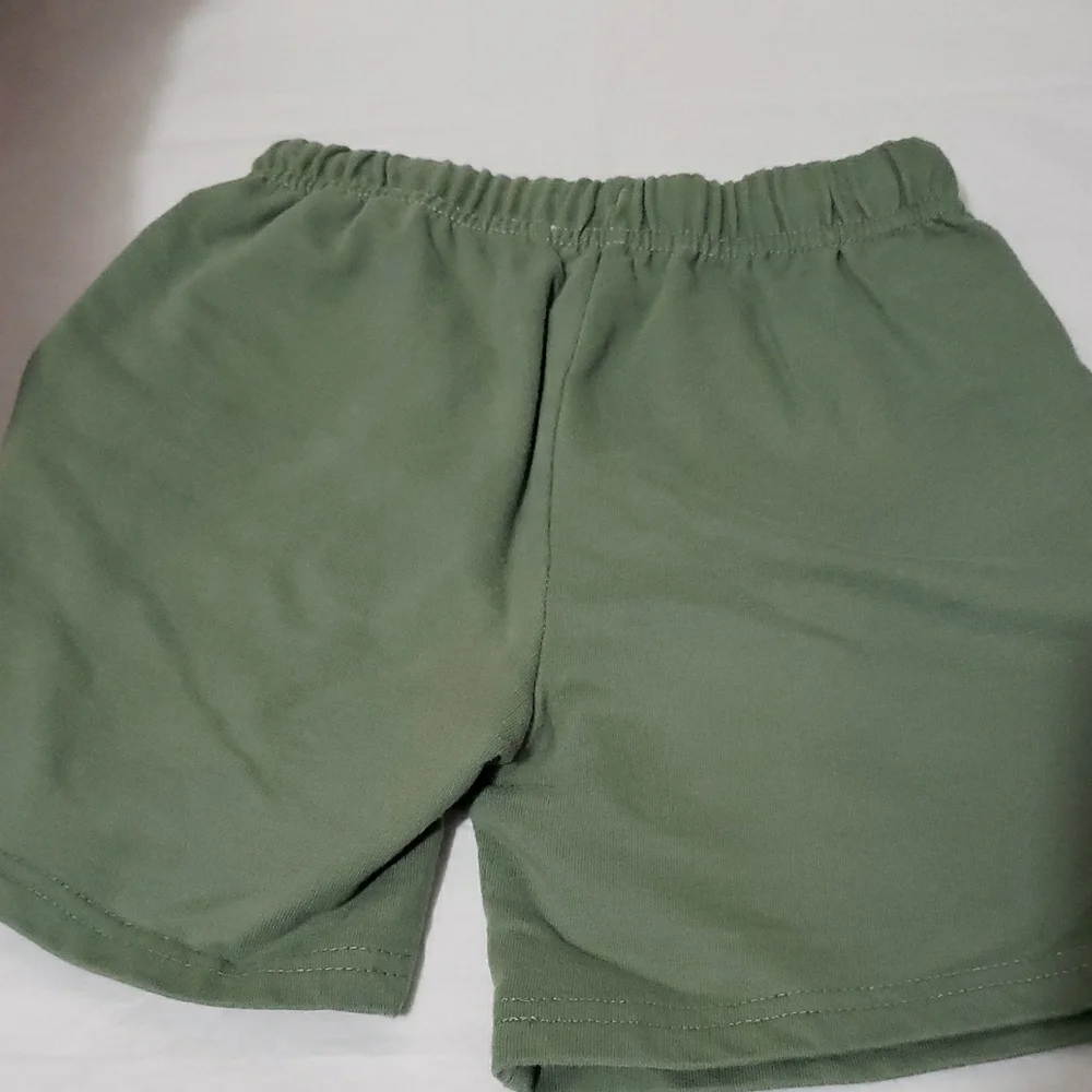 Nike T-Shirts in Gray, Black, and Red with Green Kid's 4-5 5‎ Tee's /Shorts (6)